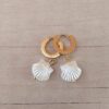 ARO DE ACERO DORADO ARGOLLA BISAGRA CON DIJE COLGANTE OSTRA DE PERLA. LARGO 30 MM