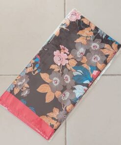 PAÑUELO RASADO FLORES BORDE ROJO. 90 X 90 CM