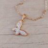 COLGANTE DE ACERO DORADO ESLABÓN ESPEJITO CON DIJE MARIPOSA CALADA CON STRASS. LARGO CADENA 44 CM + 4 CM EXT.