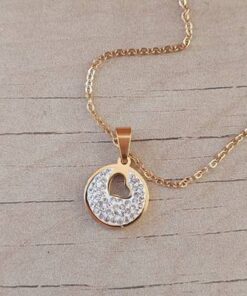 COLGANTE DE ACERO DORADO ESLABÓN ESPEJITO CON DIJE REDONDO CON STRASS CORAZÓN CALADO. LARGO CADENA 44 CM + 4 CM EXT.