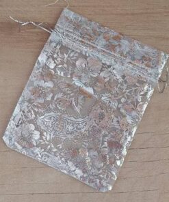 BOLSA DE ORGANZA BLANCA CON FLORES PLATEADAS X 100 UNIDADES. MEDIDAS 9 X 12 CM