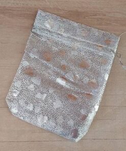 BOLSA DE ORGANZA BLANCA CON CORAZONES PLATEADOS X 100 UNIDADES. MEDIDAS 9 X 12 CM