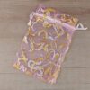BOLSA DE ORGANZA ROSA CON DETALLES DORADOS X 100 UNIDADES. MEDIDAS 9 X 12 CM