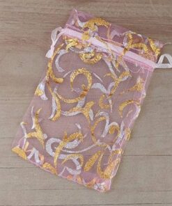 BOLSA DE ORGANZA ROSA CON DETALLES DORADOS X 100 UNIDADES. MEDIDAS 9 X 12 CM