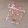 BOLSA DE ORGANZA ROSA CON DETALLES DORADOS X 100 UNIDADES. MEDIDAS 7 X 9 CM