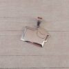 DIJE DE ACERO RECTANGULAR CON GORRO DE EGRESADO PARA GRABAR. MEDIDAS 18 X 25 MM. ESPESOR 1 MM