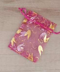 BOLSA DE ORGANZA FUCSIA CON DETALLES DORADOS X 100 UNIDADES. MEDIDAS 7 X 9 CM