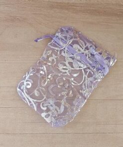 BOLSA DE ORGANZA LILA CON DETALLES PLATEADOS X 100 UNIDADES. MEDIDAS 7 X 9 CM