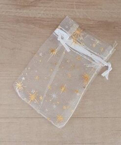BOLSA DE ORGANZA BLANCA CON DETALLES DORADOS X 100 UNIDADES. MEDIDAS 7 X 9 CM