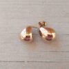ARO DE ACERO DORADO FORMA GOTA BOMBÉ. TAMAÑO 10 X 15 MM