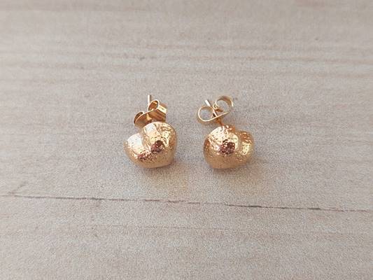 ARO DE ACERO DORADO CORAZÓN BOMBÉ CON TEXTURA. MEDIDA 9 MM