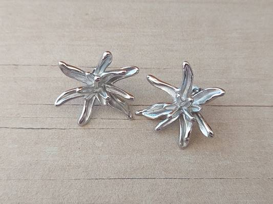 ARO DE ACERO FORMA FLOR. TAMAÑO 25 X 30 MM