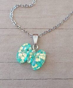 COLGANTE CADENA DE ACERO ESPEJITO CON DIJE MOÑO VERDE TAMAÑO 17 X 14 MM. LARGO 45 CM