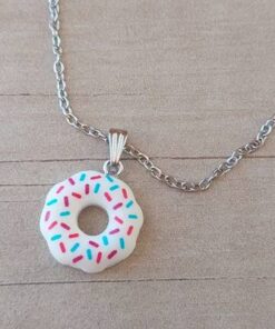 COLGANTE CADENA DE ACERO ESPEJITO CON DIJE DONA BLANCO TAMAÑO 18 MM. LARGO 45 CM