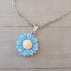 COLGANTE CADENA DE ACERO ESPEJITO CON DIJE MARGARITA CELESTE TAMAÑO 19 MM. LARGO 45 CM