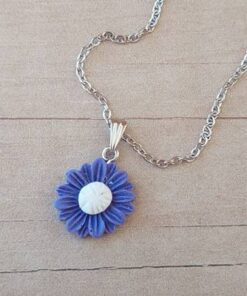 COLGANTE CADENA DE ACERO ESPEJITO CON DIJE MARGARITA RESINADA VIOLETA TAMAÑO 19 MM. LARGO 45 CM