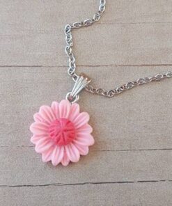 COLGANTE CADENA DE ACERO ESPEJITO CON DIJE MARGARITA RESINADA FUCSIA TAMAÑO 19 MM. LARGO 45 CM
