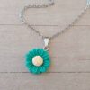 COLGANTE CADENA DE ACERO ESPEJITO CON DIJE MARGARITA VERDE TAMAÑO 19 MM. LARGO 45 CM