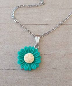COLGANTE CADENA DE ACERO ESPEJITO CON DIJE MARGARITA VERDE TAMAÑO 19 MM. LARGO 45 CM