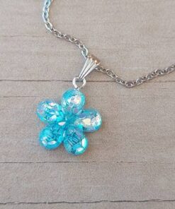 COLGANTE CADENA DE ACERO ESPEJITO CON DIJE FLOR CELESTE TAMAÑO 19 MM. LARGO 45 CM
