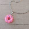 COLGANTE CADENA DE ACERO ESPEJITO CON DIJE DONA FUCSIA TAMAÑO 18 MM. LARGO 45 CM