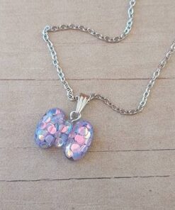 COLGANTE CADENA DE ACERO ESPEJITO CON DIJE MOÑO LILA TAMAÑO 17 X 14 MM. LARGO 45 CM