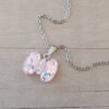 COLGANTE CADENA DE ACERO ESPEJITO CON DIJE MOÑO ROSA TAMAÑO 17 X 14 MM. LARGO 45 CM