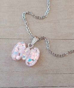 COLGANTE CADENA DE ACERO ESPEJITO CON DIJE MOÑO ROSA TAMAÑO 17 X 14 MM. LARGO 45 CM