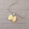 COLGANTE CADENA DE ACERO ESPEJITO CON DIJE MOÑO AMARILLO TAMAÑO 17 X 14 MM. LARGO 45 CM