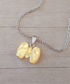 COLGANTE CADENA DE ACERO ESPEJITO CON DIJE MOÑO AMARILLO TAMAÑO 17 X 14 MM. LARGO 45 CM