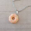 COLGANTE CADENA DE ACERO ESPEJITO CON DIJE DONA NARANJA TAMAÑO 18 MM. LARGO 45 CM
