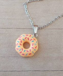 COLGANTE CADENA DE ACERO ESPEJITO CON DIJE DONA NARANJA TAMAÑO 18 MM. LARGO 45 CM