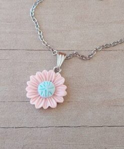 COLGANTE CADENA DE ACERO ESPEJITO CON DIJE MARGARITA ROSA TAMAÑO 19 MM. LARGO 45 CM