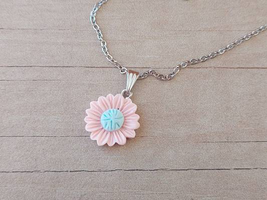 COLGANTE CADENA DE ACERO ESPEJITO CON DIJE MARGARITA ROSA TAMAÑO 19 MM. LARGO 45 CM