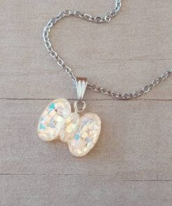 COLGANTE CADENA DE ACERO ESPEJITO CON DIJE MOÑO AMARILLO TAMAÑO 17 X 14 MM. LARGO 45 CM