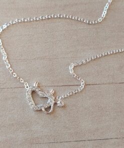 COLGANTE DE ACERO BLANCO ESLABÓN ESPEJITO CON CENTRO CORAZÓN DIABLITO CON STRASS . LARGO 43 CM + 5 CM EXT.