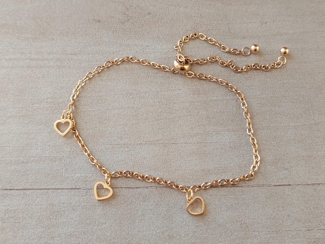 PULSERA AJUSTABLE DE ACERO DORADO ESPEJITO CON TRES CORAZONES