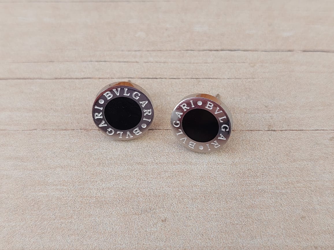 ARO DE ACERO GRABADO CON ESMALTE NEGRO. MEDIDA 10 MM