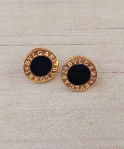 ARO DE ACERO DORADO GRABADO CON ESMALTE NEGRO. MEDIDA 12 MM