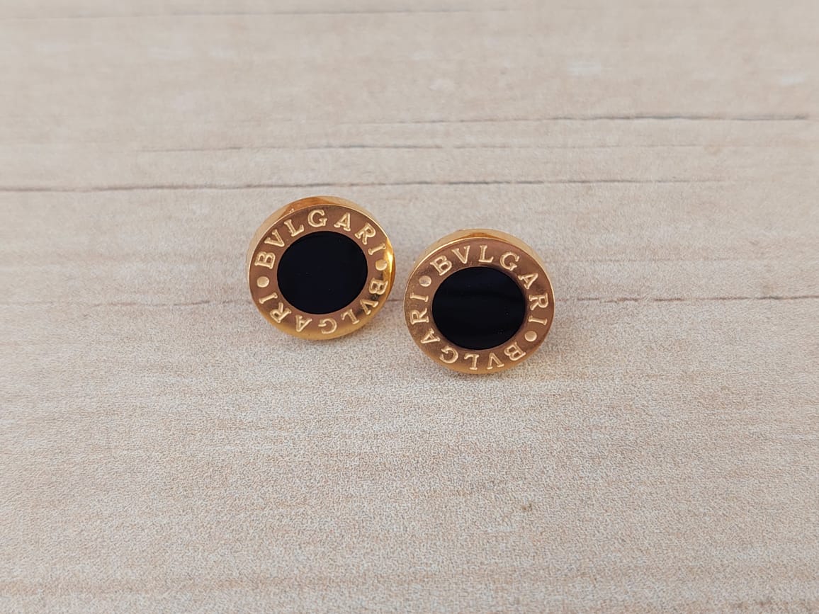 ARO DE ACERO DORADO GRABADO CON ESMALTE NEGRO. MEDIDA 12 MM
