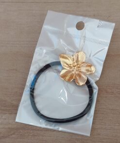 PACK X 5 UNIDADES COLITAS NEGRAS CON APLIQUE DE METAL FLOR DORADA