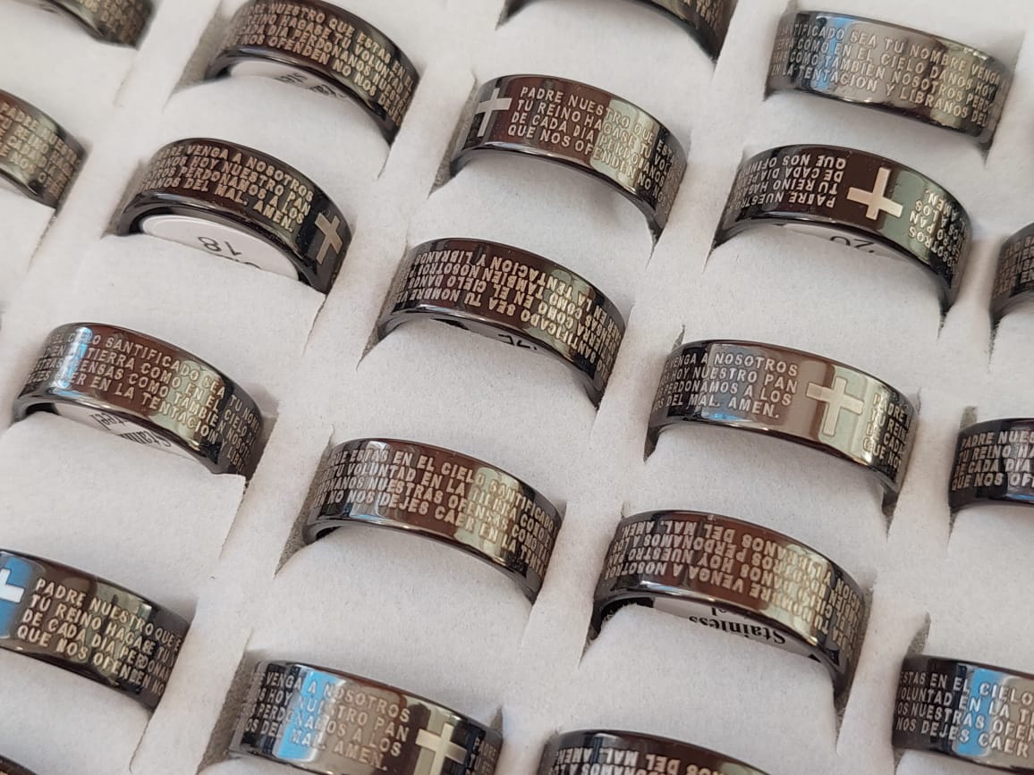 ANILLO DE ACERO NEGRO CON PADRE NUESTRO GRABADO X 36 UNIDADES. (MEDIDAS DEL 17 AL 22)