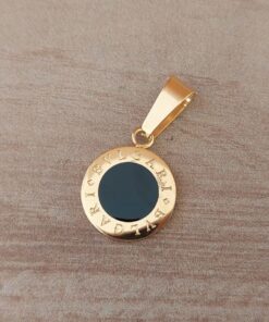 DIJE DE ACERO DORADO GRABADO Y ESMALTADO EN NEGRO. 15 MM