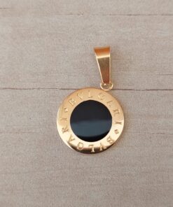 DIJE DE ACERO DORADO GRABADO Y ESMALTADO EN NEGRO. 20 MM