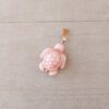 DIJE DE ACERO DORADO TORTUGA MAR PIEDRA RECONSTITUIDA ROSA. MEDIDAS 15 X 18 MM