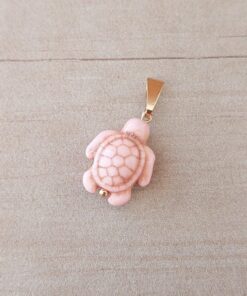 DIJE DE ACERO DORADO TORTUGA MAR PIEDRA RECONSTITUIDA ROSA. MEDIDAS 15 X 18 MM