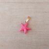 DIJE DE ACERO DORADO ESTRELLA MAR PIEDRA RECONSTITUIDA CORAL. MEDIDAS 15 MM