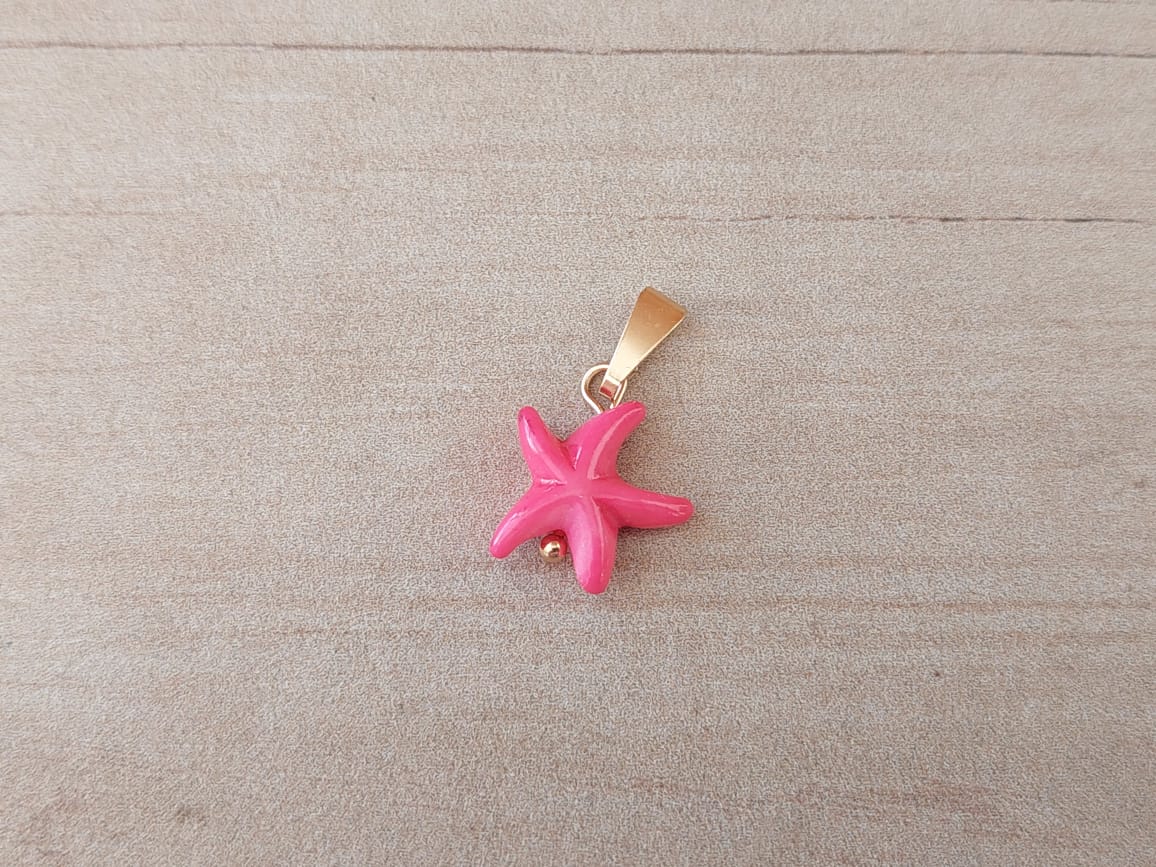 DIJE DE ACERO DORADO ESTRELLA MAR PIEDRA RECONSTITUIDA CORAL. MEDIDAS 15 MM
