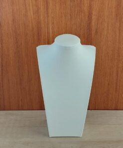 EXHIBIDOR PARA CADENAS Y COLGANTES DE CUERINA COLOR BLANCO. TAMAÑO: 24 CM DE ALTO.
