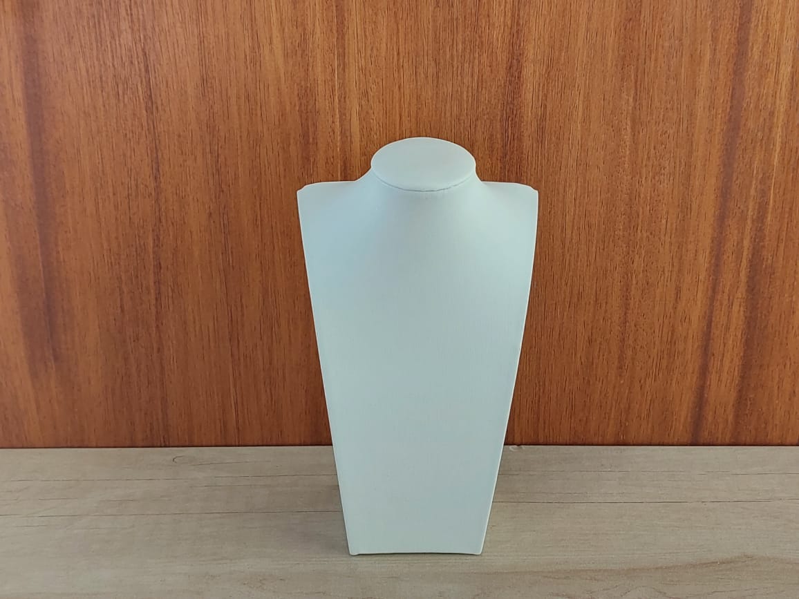 EXHIBIDOR AFELPADO PARA CADENAS Y COLGANTES COLOR BLANCO. TAMAÑO: 19 CM DE ALTO.